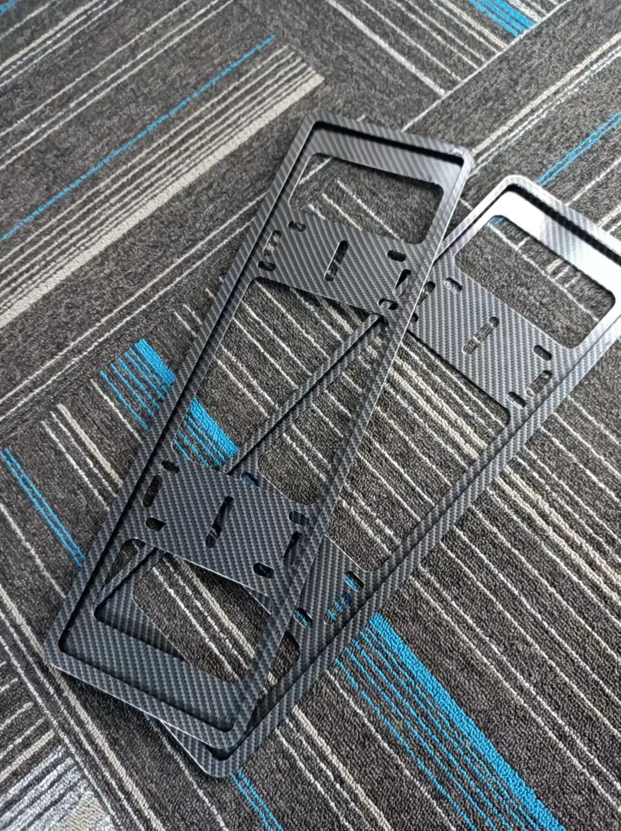 Carbon Fiber vs Metal License Plates Rammar